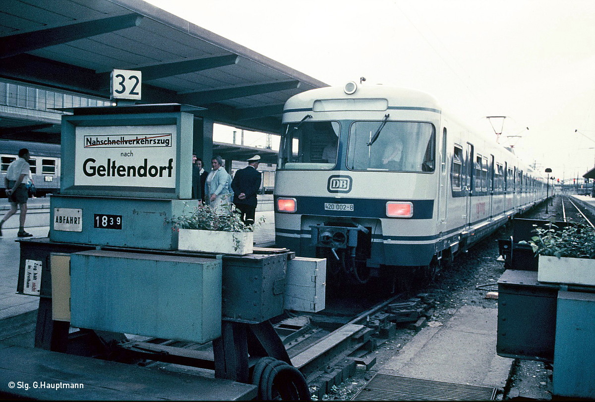 http://www.muenchner-u-bahn.net/dso/420_002_MHbf_SlgHauptmann.jpg